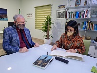  Marta Bosquet firma en el libro de honor de la asociacin en presencia de su presidente, Antonio Snchez de Amo