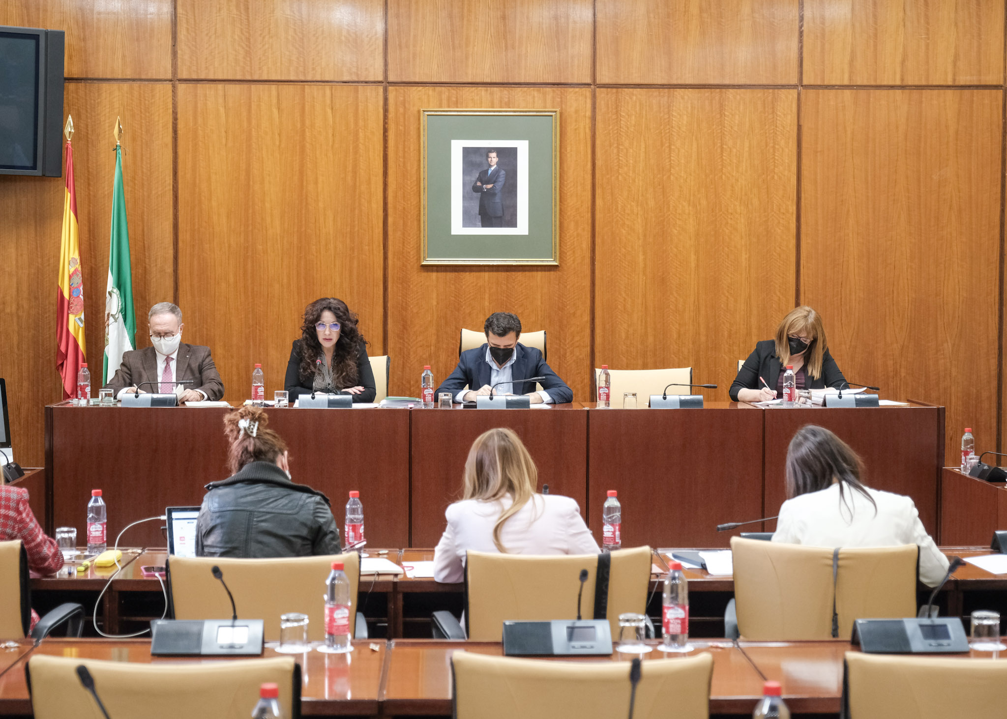   La Mesa de la Comisin de Igualdad, Polticas Sociales y Conciliacin durante la comparecencia de la consejera Roco Ruiz