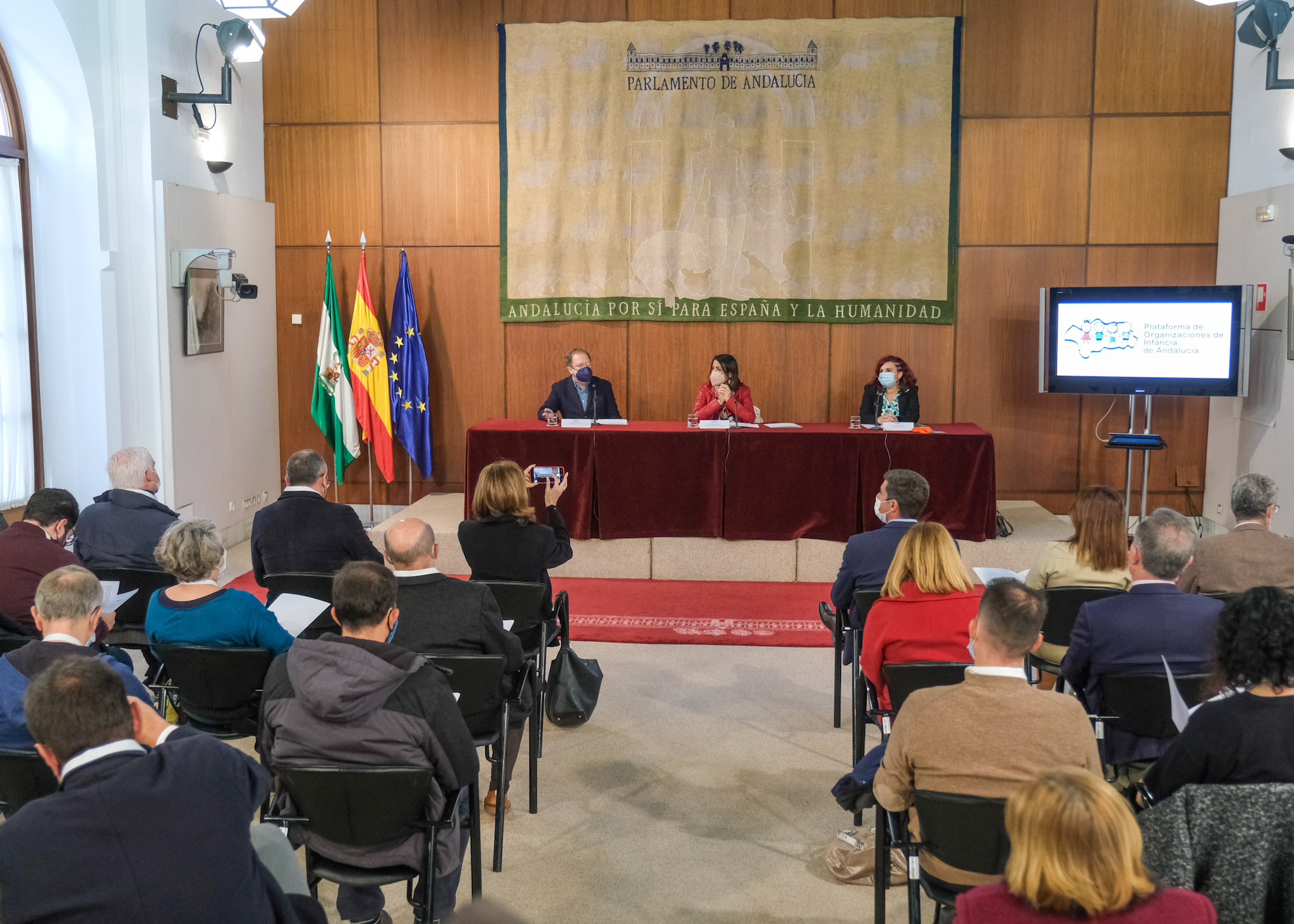     La presidenta del Parlamento de Andaluca, Marta Bosquet, con la Plataforma de Organizaciones de Infancia de Andaluca en el Saln de Usos Mltiples 