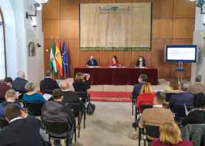     La presidenta del Parlamento de Andaluca, Marta Bosquet, con la Plataforma de Organizaciones de Infancia de Andaluca en el Saln de Usos Mltiples 