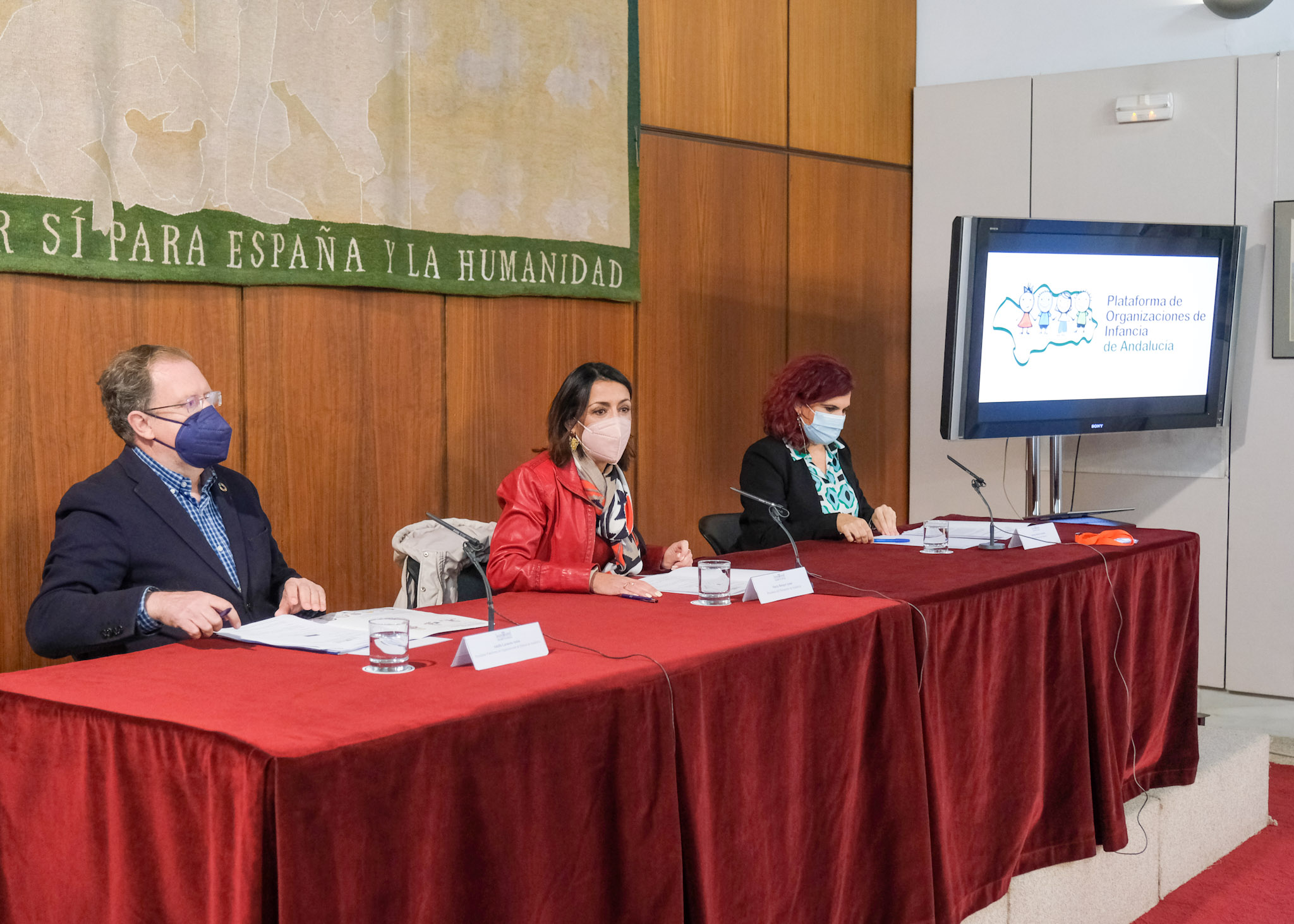   La presidenta del Parlamento de Andalucía, Marta Bosquet, con la Plataforma de Organizaciones de Infancia de Andalucía 