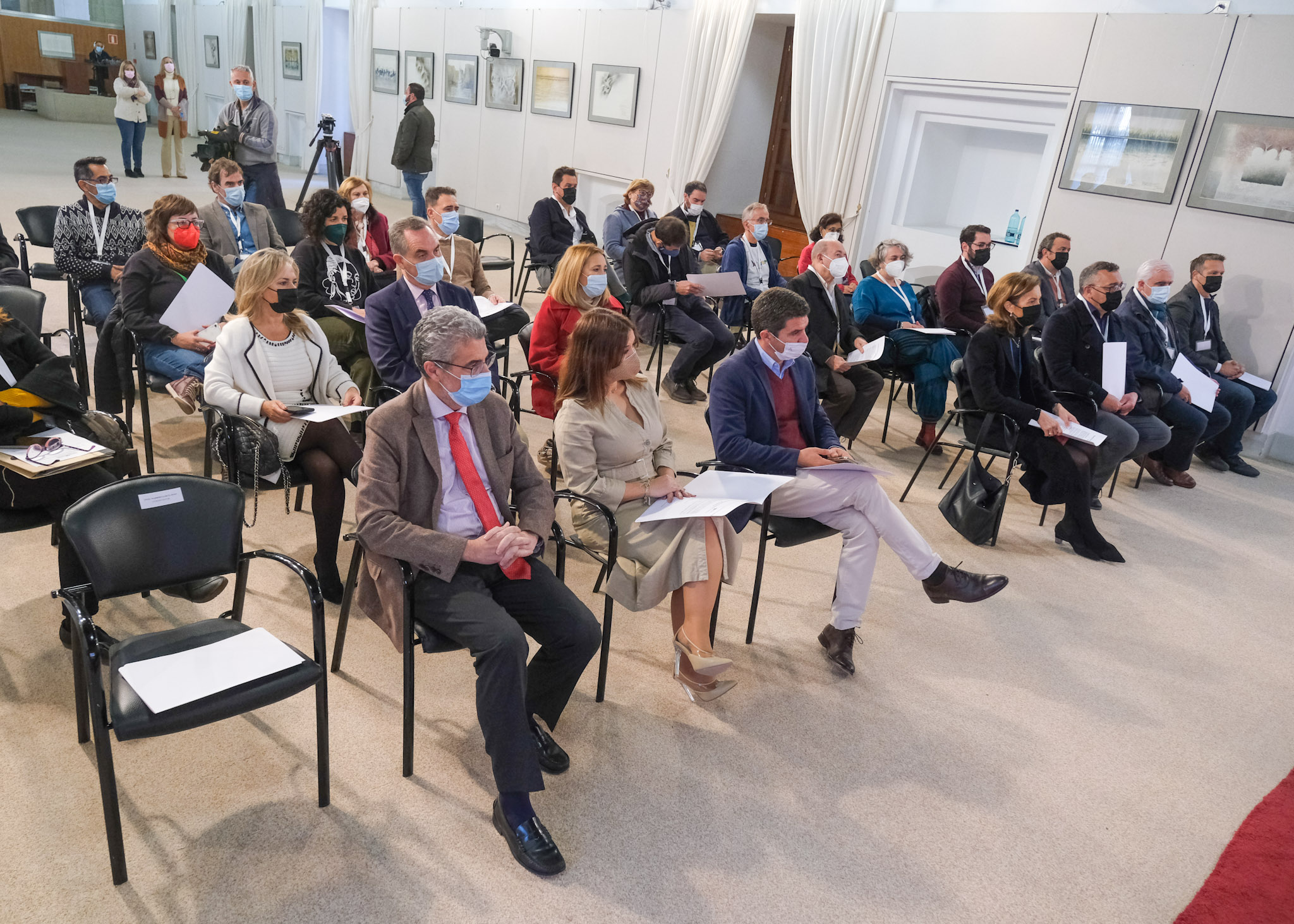  Personal y miembros de la Cmara andaluza atienden a los representantes de Organizaciones de Infancia