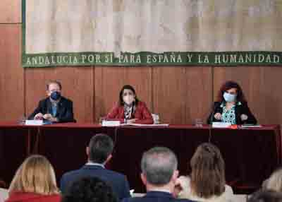 Marta Bosquet, presidenta del Parlamento de Andalucía, toma la palabra acompañada de los representantes de la Plantaforma de Organizaciones de Infancia