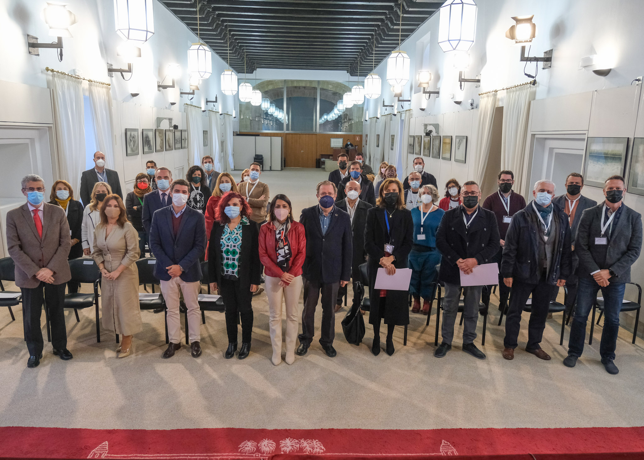   La presidenta del Parlamento de Andaluca, Marta Bosquet y miembros de la Cmara, con los  representantes de la Plataforma de Organizaciones de Infancia