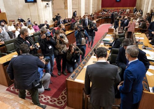   Periodistas grficos a la llegada del presidente y el consejero al saln de plenos