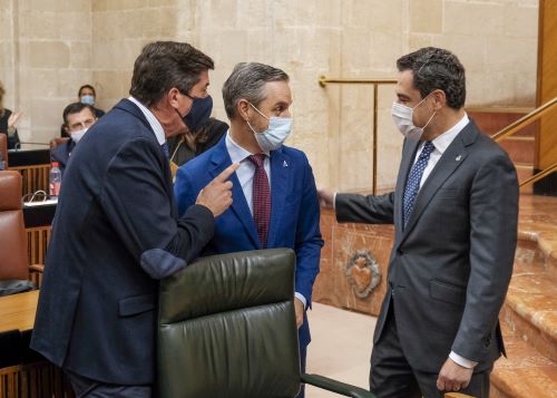  El consejero Juan Bravo conversa con el vicepresidente Juan Marn y el presidente Juan Manuel Moreno