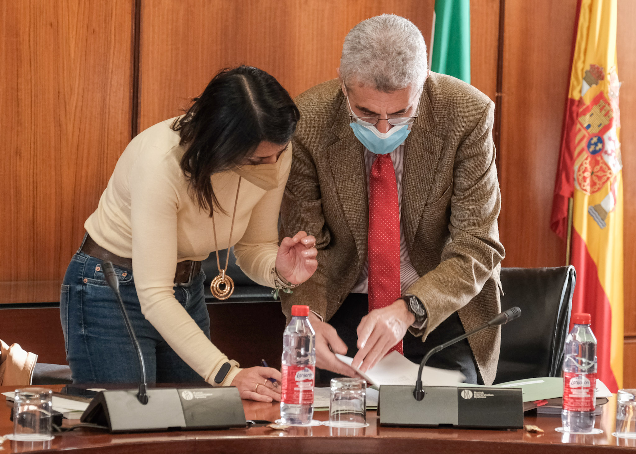 Marta Bosquet, presidenta del Parlamento, y ngel Marrero, letrado mayor, debaten una cuestin antes de la Junta de Portavoces 