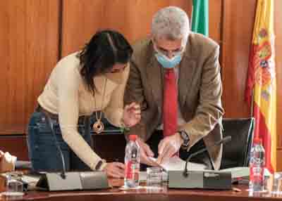 Marta Bosquet, presidenta del Parlamento, y ngel Marrero, letrado mayor, debaten una cuestin antes de la Junta de Portavoces 