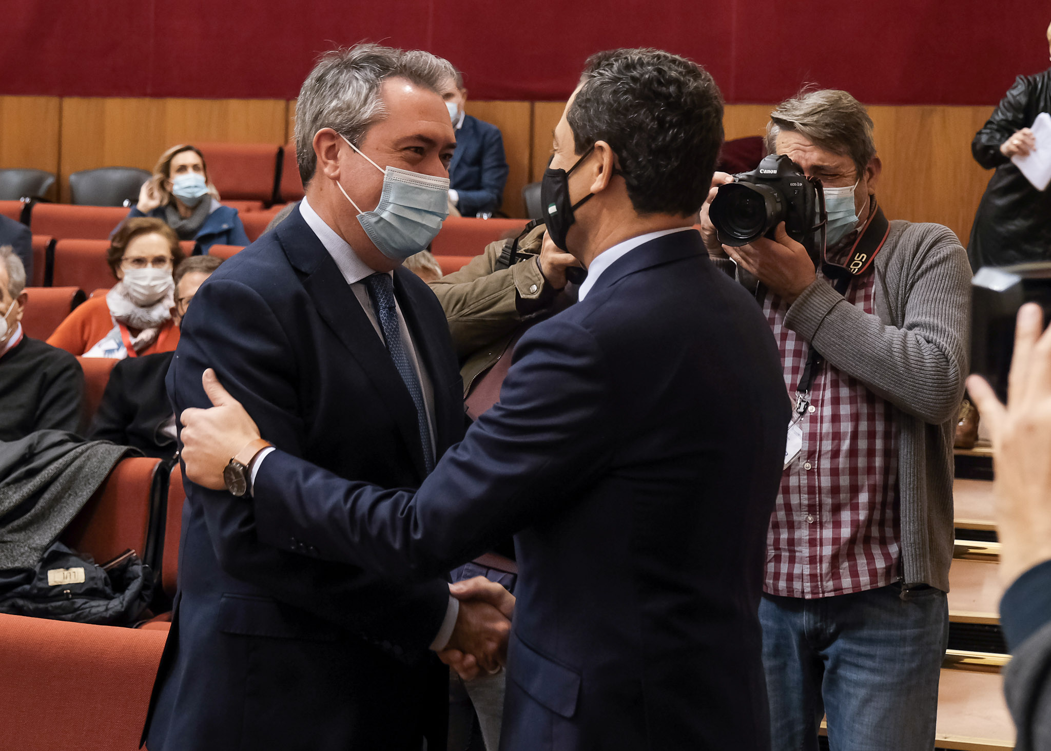  El presidente de la Junta, Juan Manuel Moreno, felicita a Juan Espadas tras su eleccin como senador