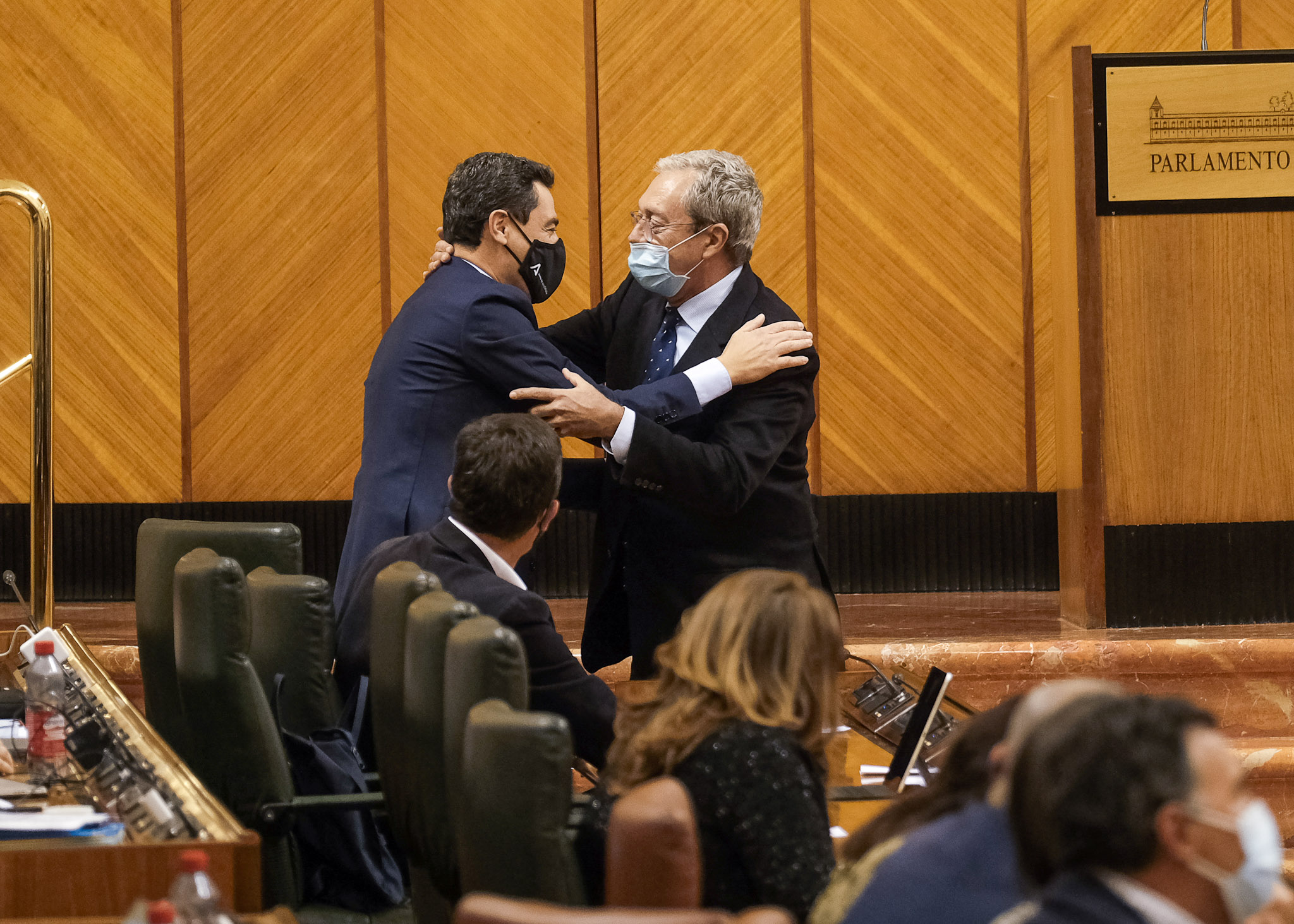  El presidente de la Junta, Juan Manuel Moreno, felicita al consejero Rogelio Velasco tras la aprobacin del Proyecto de Ley por el que se crea la agencia TRADE