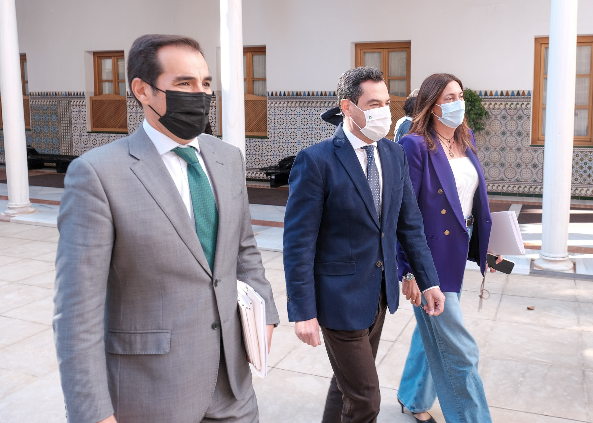 El presidente de la Junta de Andaluca, Juan Manuel Moreno, se dirige a la sesin de control acompaado por Jos Antonio Nieto y Dolores Lpez, del Grupo Popular Andaluz 