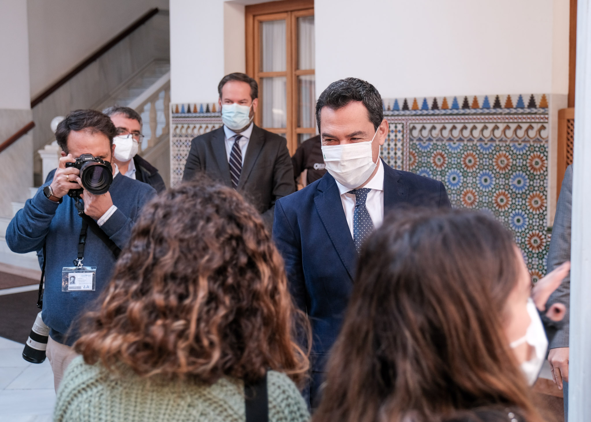 El presidente de la Junta de Andaluca saluda a los medios de comunicacin a su llegada