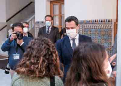 El presidente de la Junta de Andalucía saluda a los medios de comunicación a su llegada