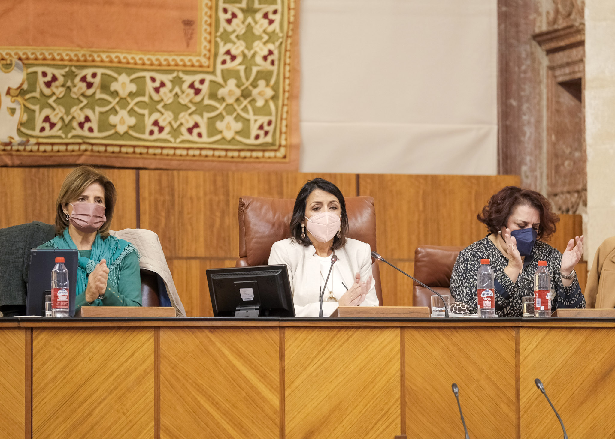 De izquierda a derecha, la vicepresidenta primera, Esperanza Oña; la presidenta del Parlamento, Marta Bosquet; y la vicepresidenta segunda, Teresa Jiménez 