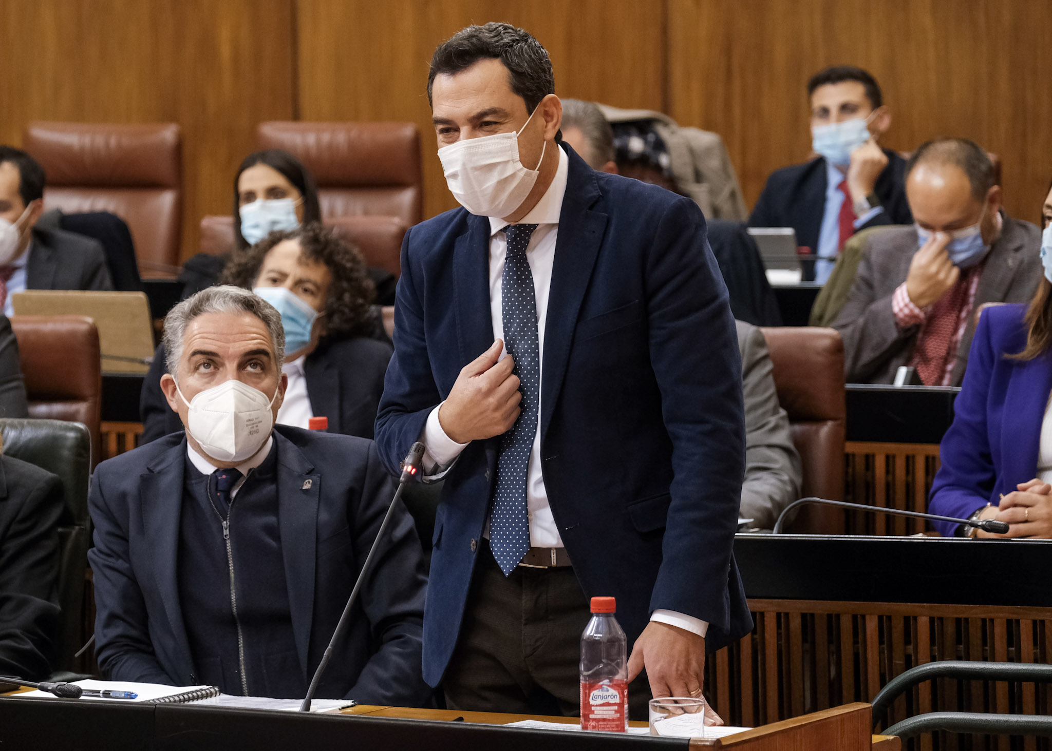  El presidente de la Junta de Andaluca, Juan Manuel Moreno, contesta a las preguntas de los portavoces parlamentarios en la sesin de control al Gobierno 