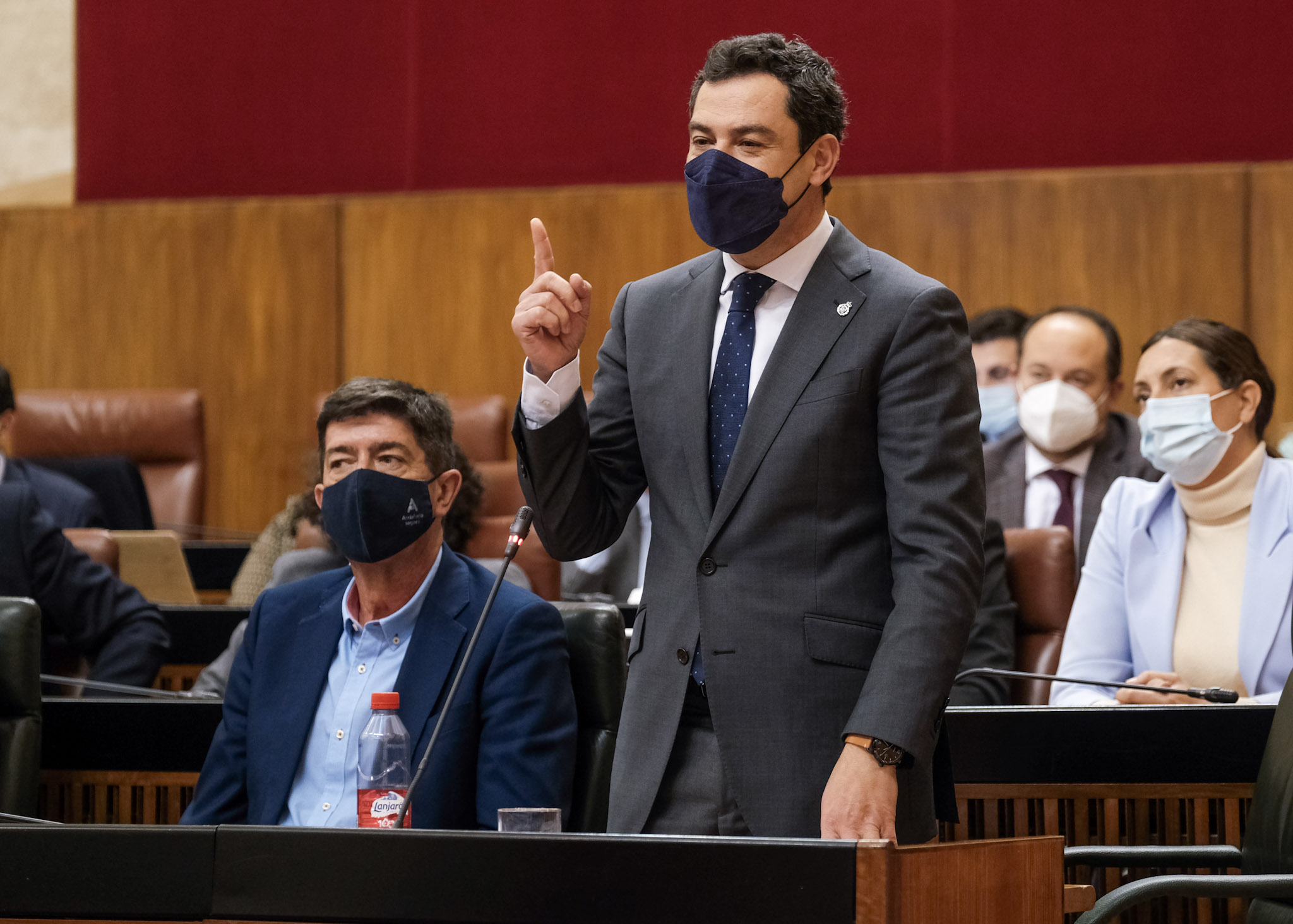  El presidente de la Junta, Juan Manuel Moreno, responde a las preguntas de la oposici�n en la sesi�n de control al Gobierno