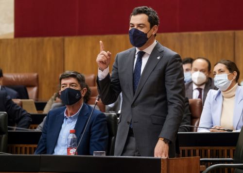  El presidente de la Junta, Juan Manuel Moreno, responde a las preguntas de la oposici�n en la sesi�n de control al Gobierno