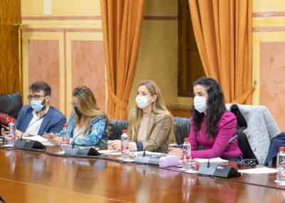 La Mesa de la Comisin de Transformacin Econmica al inicio de las comparecencias 