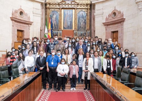  La presidenta del Parlamento, Marta Bosquet, junto a los participantes en el acto central de la semana de Accin por la Educacin en Andaluca