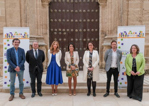  Marta Bosquet junto a miembros de Educo, organizadores del acto