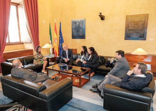  Marta Bosquet conversa con miembros de la Asociacin para el Progreso de la Comunicacin