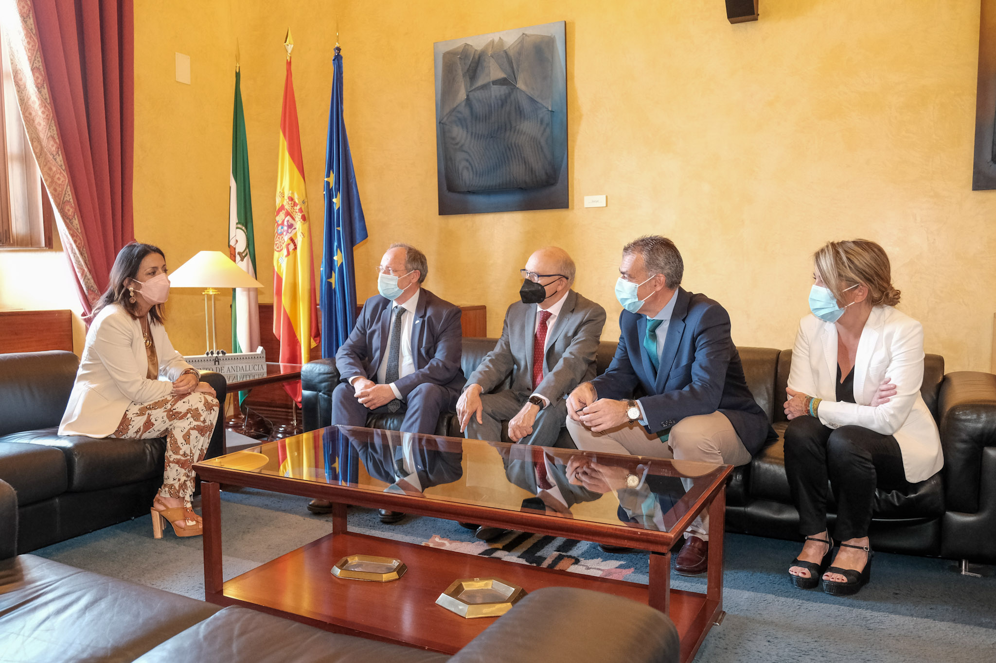  La presidenta del Parlamento, Marta Bosquet, conversa con los representantes de oficinas antifraude de distintas Comunidades Autnomas, entre ellos el de Andaluca  