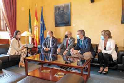  La presidenta del Parlamento, Marta Bosquet, conversa con los representantes de oficinas antifraude de distintas Comunidades Autnomas, entre ellos el de Andaluca  