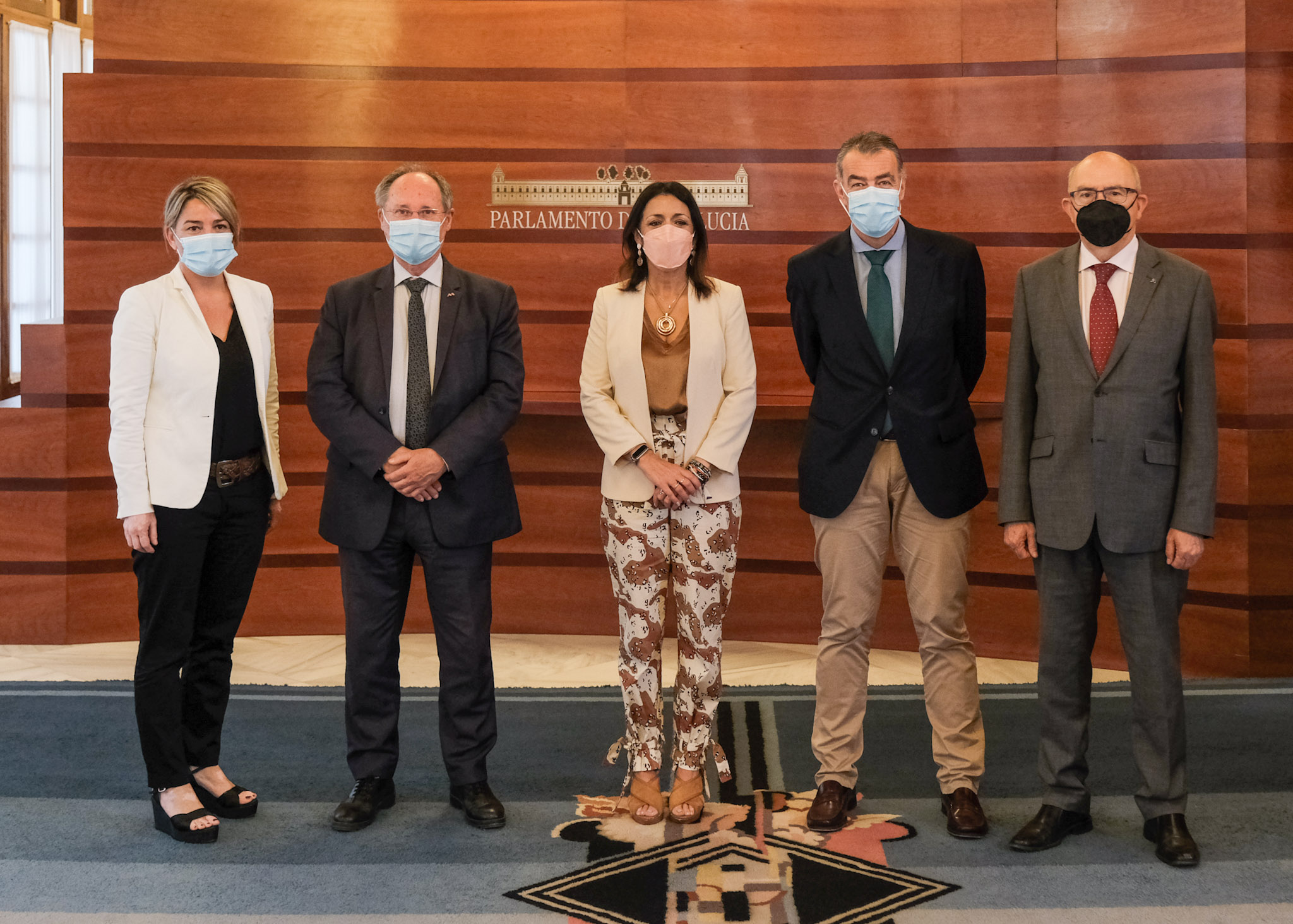 La presidenta del Parlamento de Andaluca, Marta Bosquet, junto a los representantes de las oficinas antifraude de Andaluca, Catalua, Comunidad Valenciana e Islas Baleares 