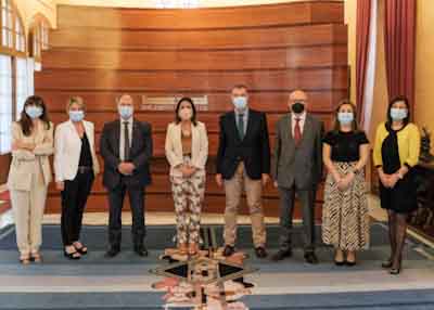 Representantes de oficinas antifraude de distintas comunidades autónomas han mantenido un encuentro con la presidenta del Parlamento de Andalucía, Marta Bosquet 