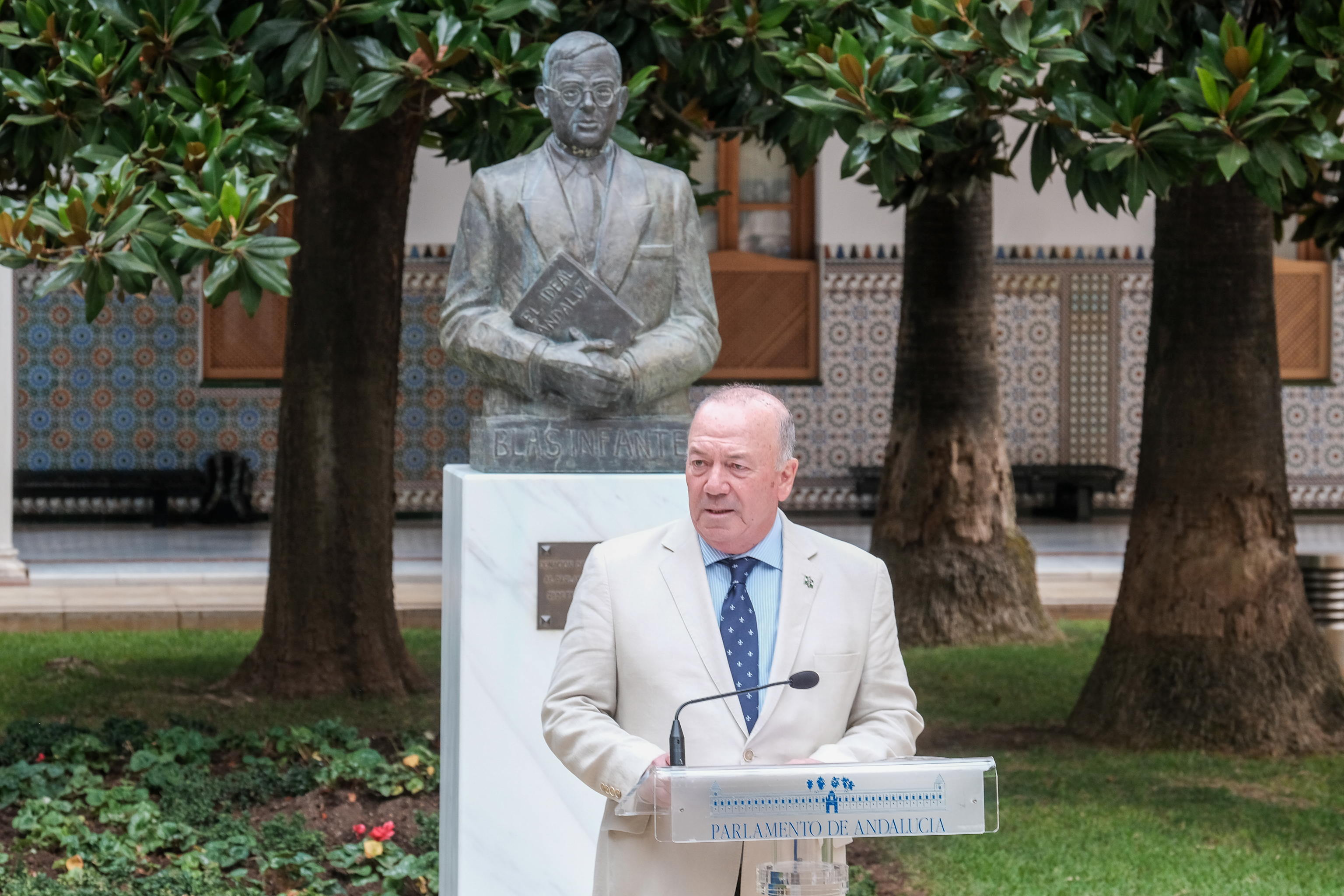  El vicepresidente de la Fundacin Blas Infante, Javier Delms, durante su intervencin en el acto