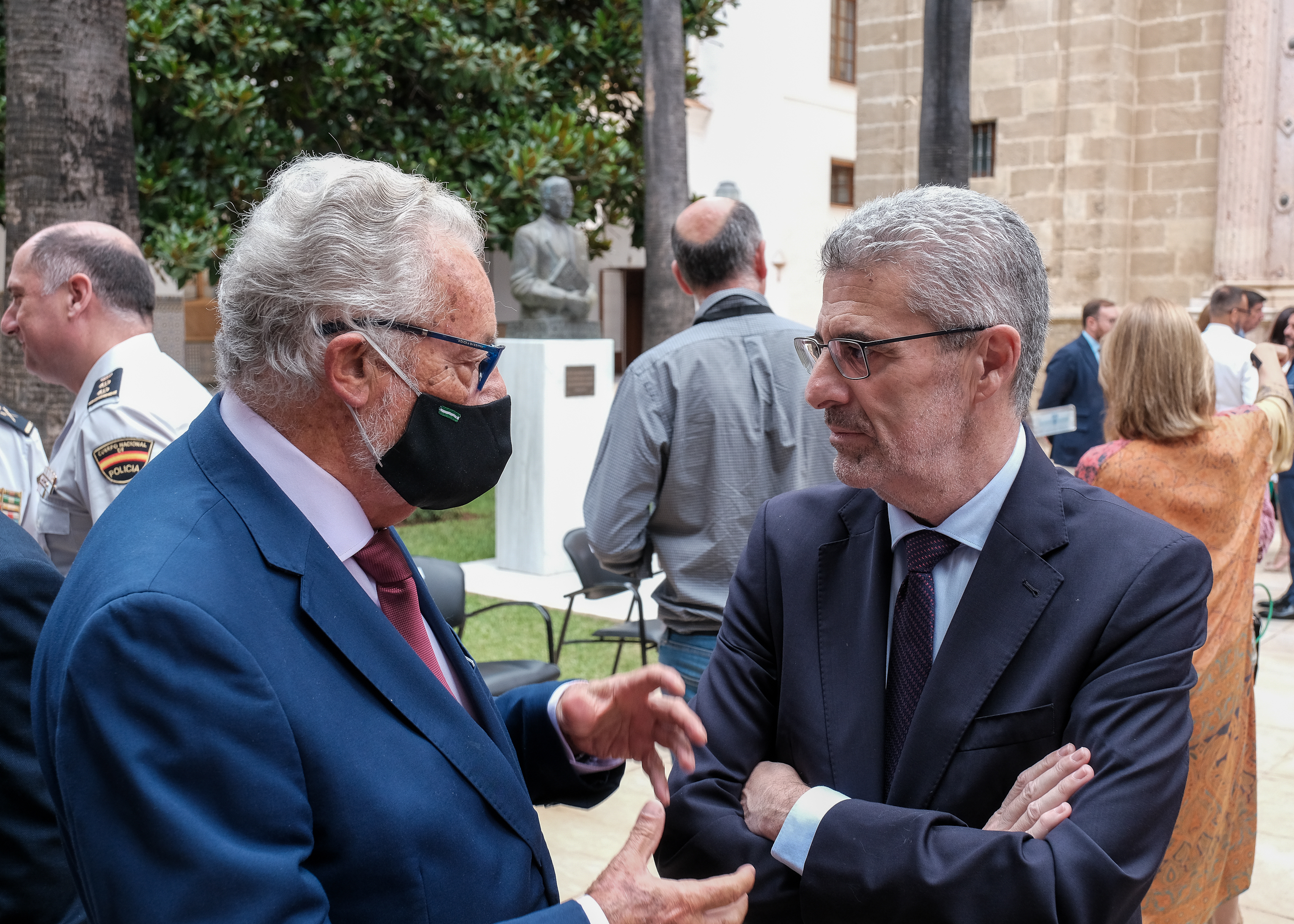 El Defensor del Pueblo y el Letrado Mayor antes de comenzar el acto