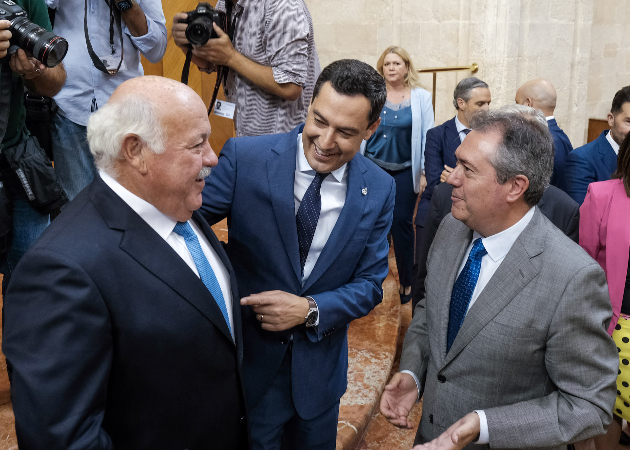  El nuevo presidente del Parlamento, Jes�s Aguirre, junto a Juan Manuel Moreno y Juan Espadas