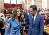  Macarena Olona y Juan Manuel Moreno antes del inicio del Pleno