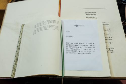 Ejemplar de la Constuci�n Espa�ola y del Estatuto de Autonom�a junto con la f�rmula de juramento del cargo