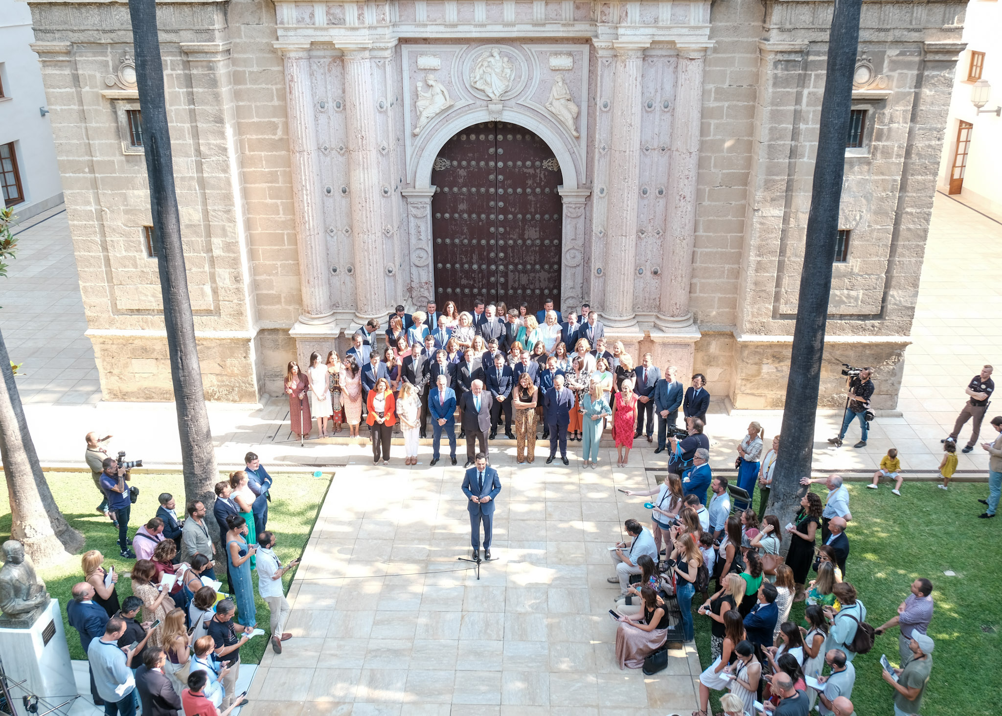  El presidente en funciones de la Junta de Andaluc�a, Juan Manuel Moreno, se dirige a los medios antes del comienzo de la sesi�n constitutiva acompa�ado de los diputados electos de su partido