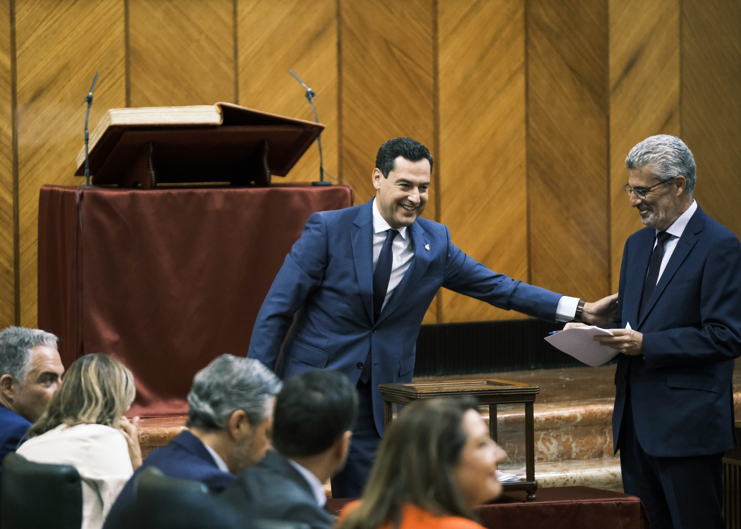  Juan Manuel Moreno junto al Letrado Mayor tras una de las votaciones de la Mesa