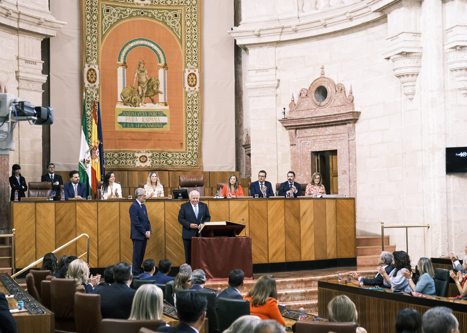 El nuevo presidente del Parlamento, Jes�s Aguirre, tras jurar como diputado ante la C�mara