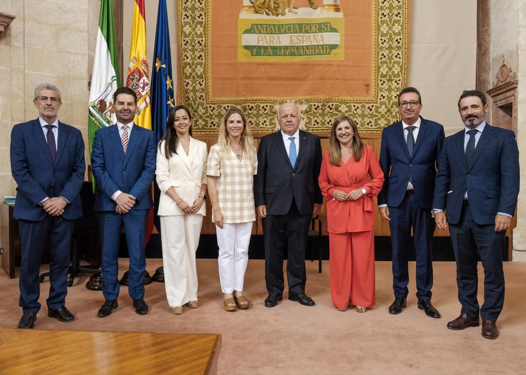  El presidente del Parlamento de Andaluc�a, Jes�s Aguirre, junto a los miembros de la Mesa y el letrado mayor de la C�mara 