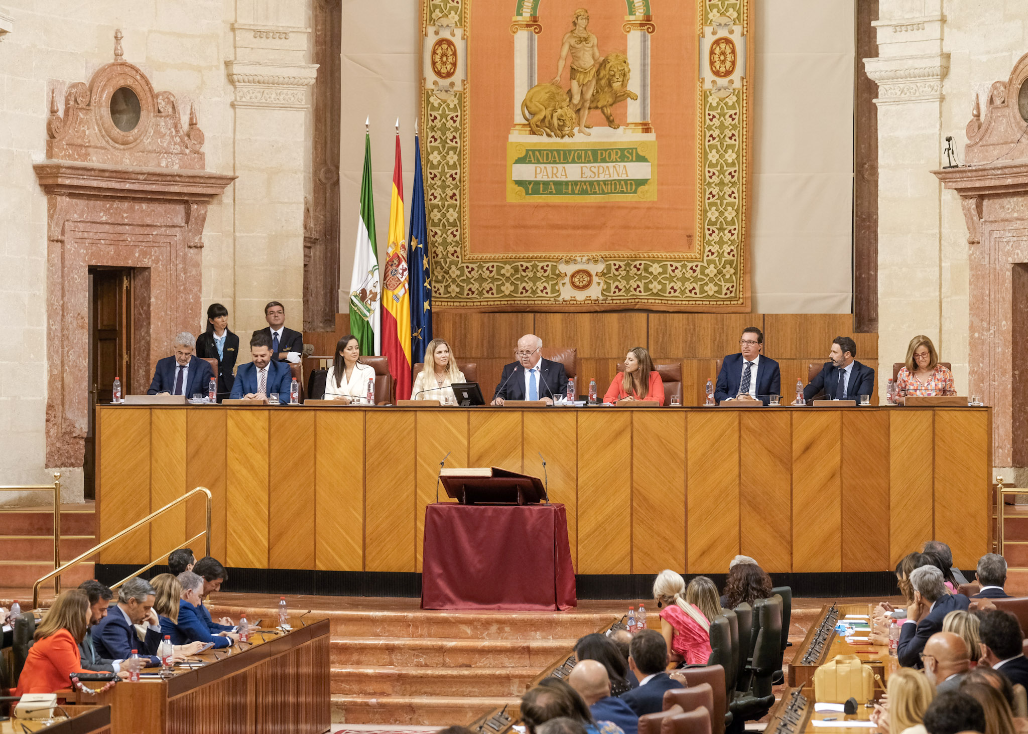 La Mesa del Parlamento designada tras la votaci�n en la sesi�n constitutiva con el presidente de la C�mara, Jes�s Aguirre 