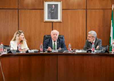 El presidente del Parlamento de Andaluca, Jess Aguirre, junto a la vicepresidenta primera, Ana Mestre y el letrado mayor, ngel Marrero, al inicio de la Junta de Portavoces 
