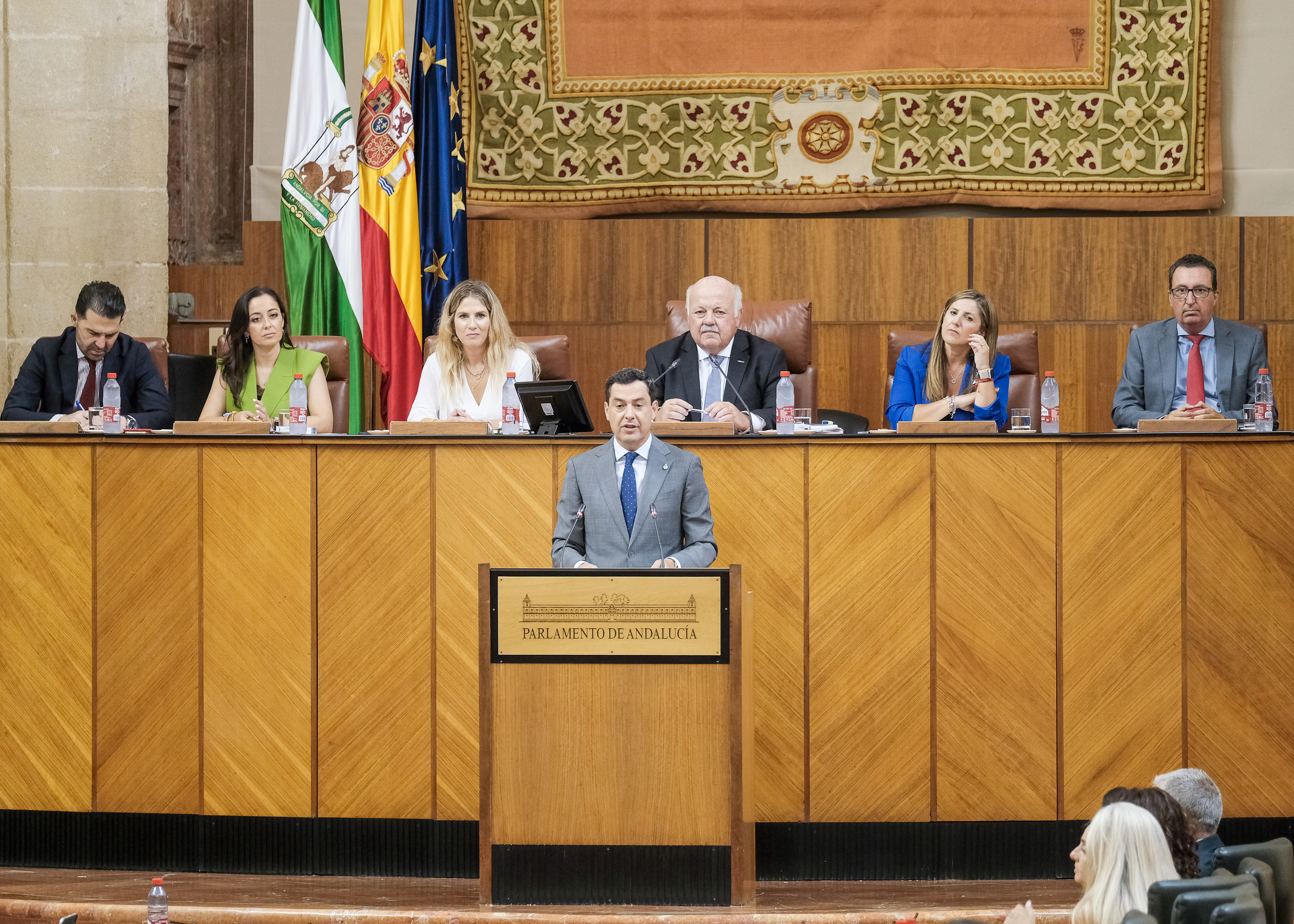   Juan Manuel Moreno pronuncia su discurso de investidura ante el Pleno del Parlamento de Andaluc�a