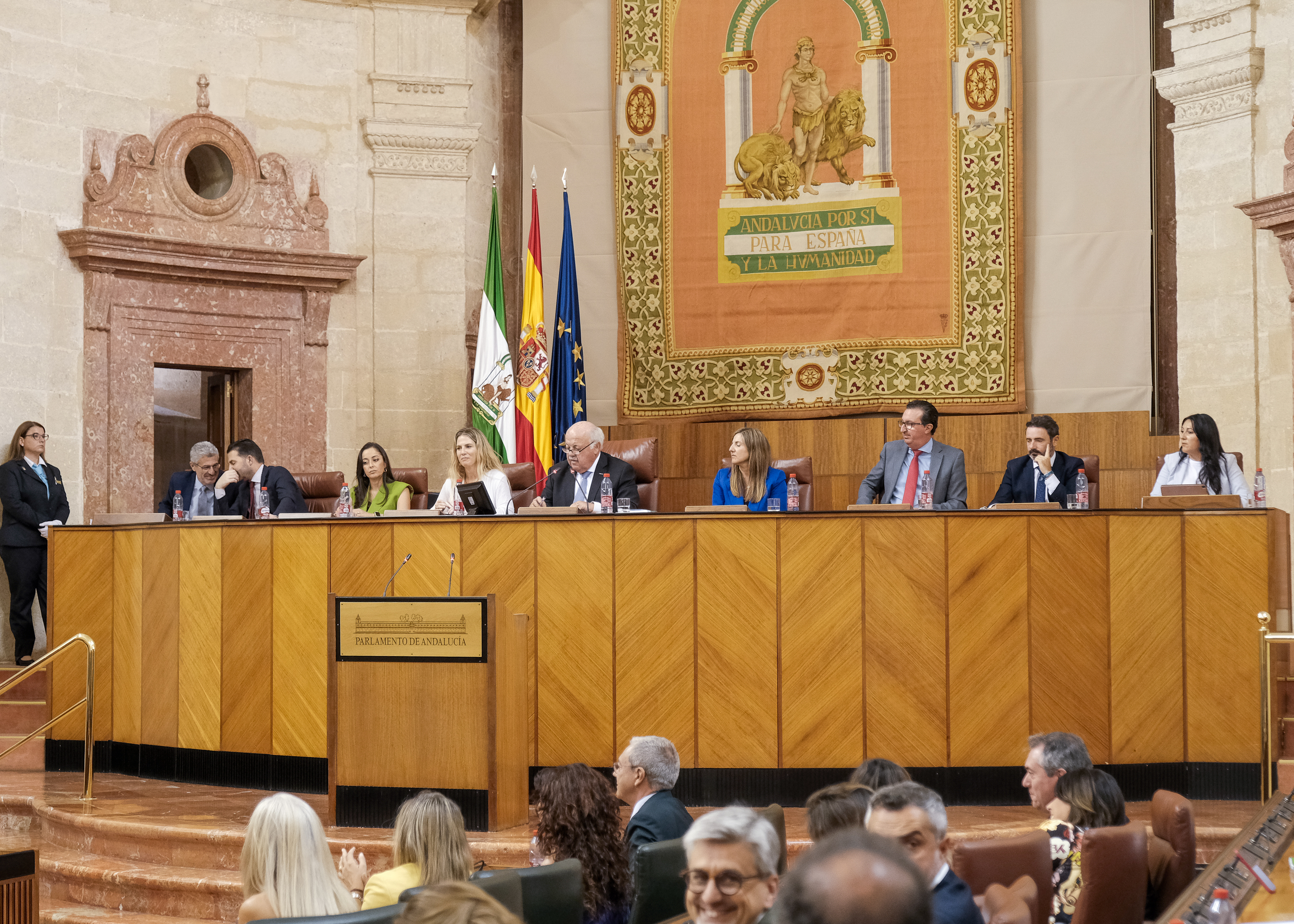  La Mesa del Parlamento al el inicio de la sesi�n de investidura
