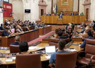     Juan Manuel Moreno responde a los grupos parlamentarios durante la segunda jornada del debate de investidura