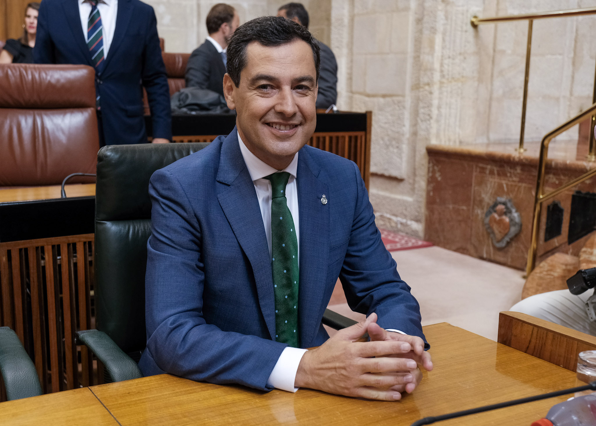   Juan Manuel Moreno antes de comenzar la segunda jornada del pleno de investidura