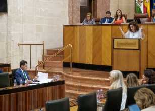 Nieto se dirige a Juan Manuel Moreno durante la sesin de investidura