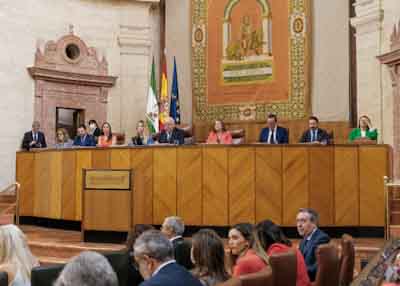 La Mesa del Parlamento de Andaluca al inicio de la sesin plenaria 