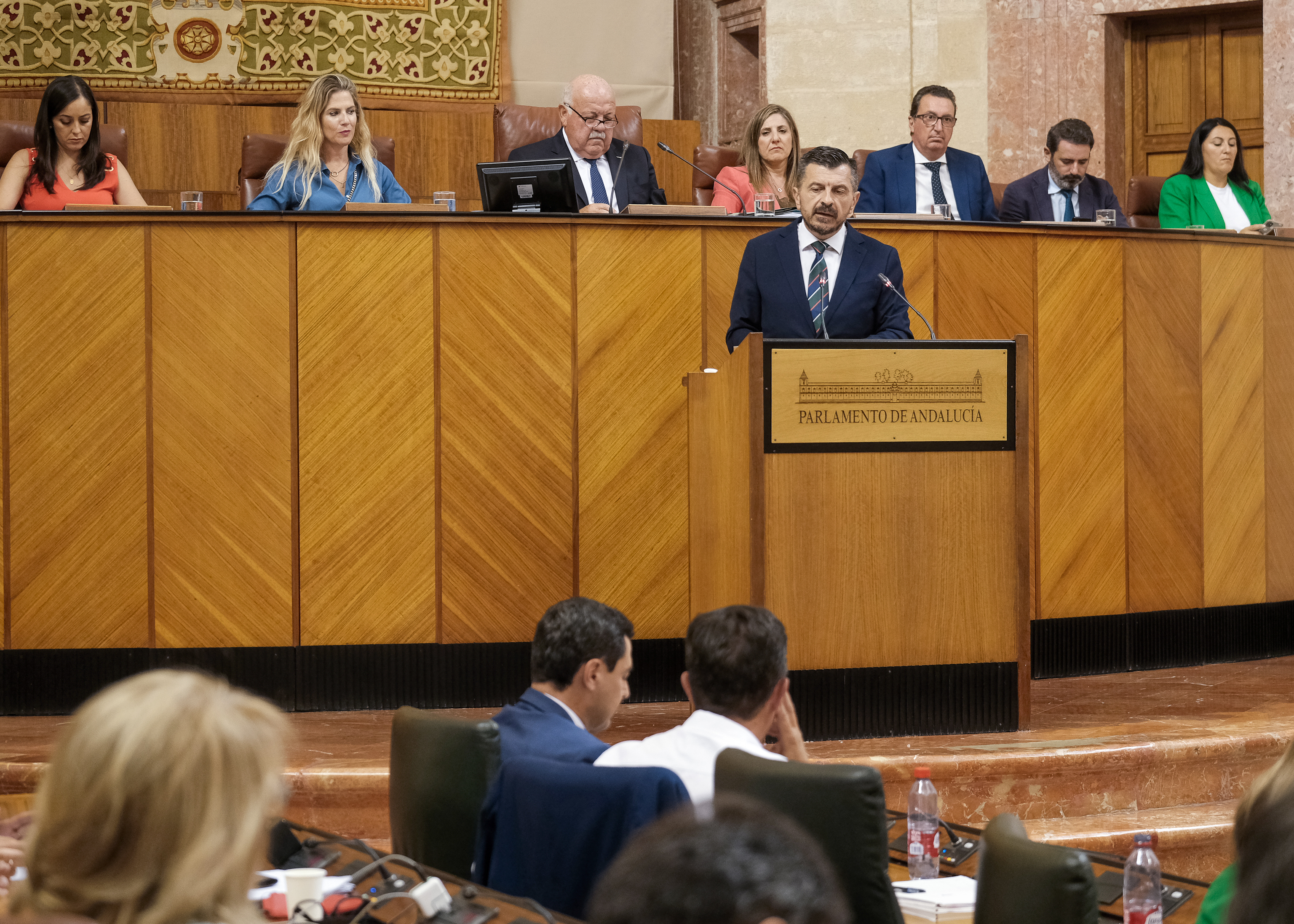 Antonio Martn se dirige al candidato a la Presidencia de la Junta de Andaluca durante la sesin 