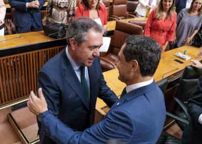  Juan Espadas, portavoz del Grupo Parlamentario Socialista, da la enhorabuena a Juan Manuel Moreno tras su eleccin como presidente de la Junta  