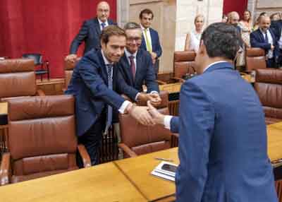  Javier Corts, del Grupo Parlamentario Vox en Andaluca, felicita al presidente 