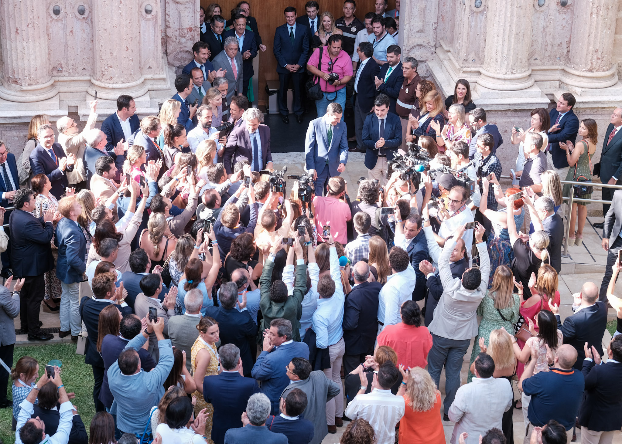      Juan Manuel Moreno, recin investido presidente de la Junta de Andaluca, atiende a los medios de comunicacin en la puerta del saln de plenos 